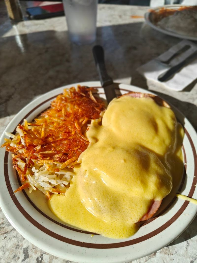 This North Dakota Breakfast Joint Does Omelets So Well That Everyone Who Tries One Immediately Falls In Love - Decor Hint Hash Browns Done Right