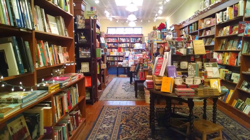 These 10 Pennsylvania Bookstores Make It Easy To Forget About Screens - Decor Hint Head House Books