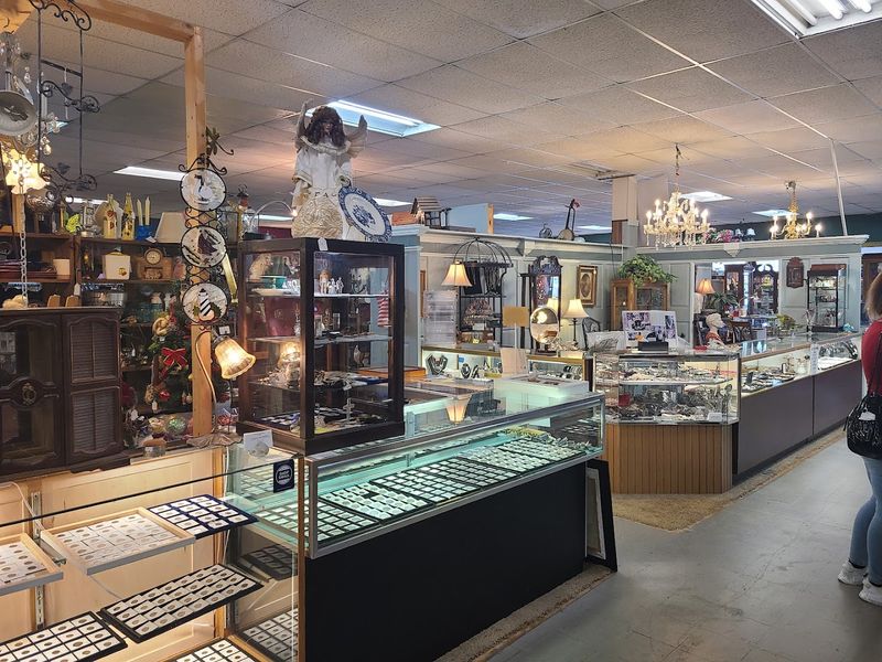 Antique Mall at 1815 Watson Blvd