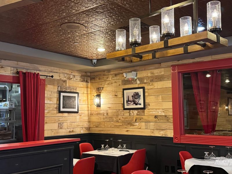 8 Unassuming Steakhouses In Connecticut Locals Don't Want Everyone To Know About - Decor Hint Cast Iron Chef Chop House & Oyster Bar, New Haven