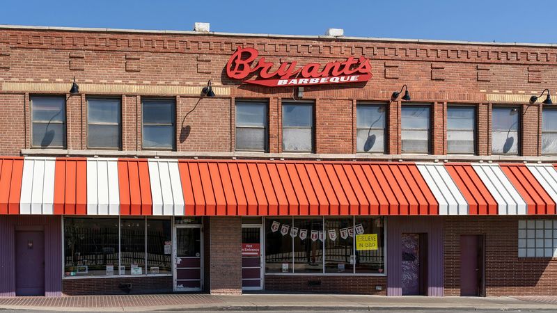 These 12 Longstanding Missouri Restaurants Are Perfect For A Weekend Road Trip - Decor Hint Arthur Bryant's Barbeque