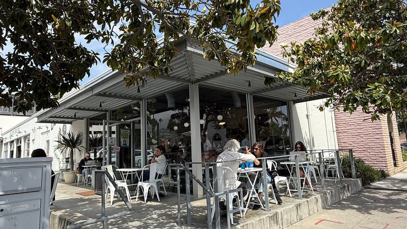 11 California Cafés Where Nobody Seems In A Hurry And That Helps The Whole Mood - Decor Hint Dune Coffee Roasters, Santa Barbara