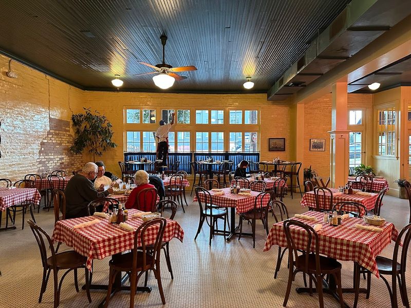 10 Texas Restaurants That Have Become True Local Institutions - Decor Hint S&D Oyster Company