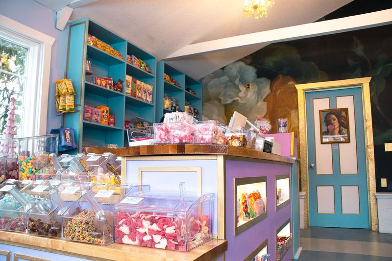 BouNom Emporium, Avon