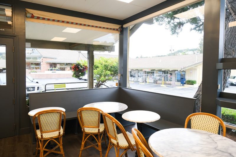Enjoy The Bright Atmosphere Inside Jane / Marin