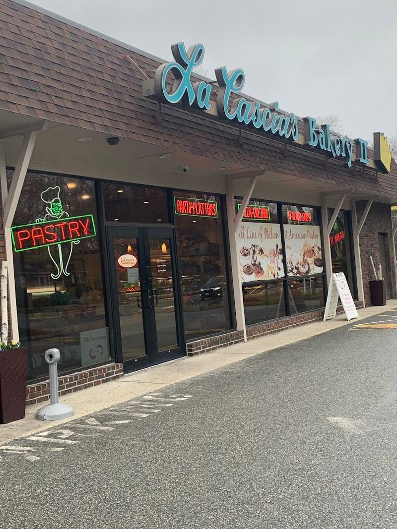This Favorite Massachusetts Bakery Focuses on Fresh Bread Instead of Viral Hype - Decorating Hint The neighborhood feel you can't build