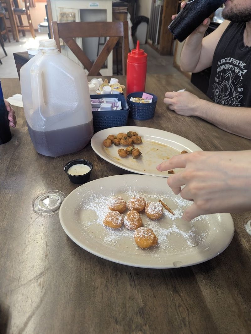 West Virginia Has A Tiny Diner Where The Cheeseburgers Have Built A Reputation That The Whole Region Knows About - Decor Hint Biscuits That Change Everything