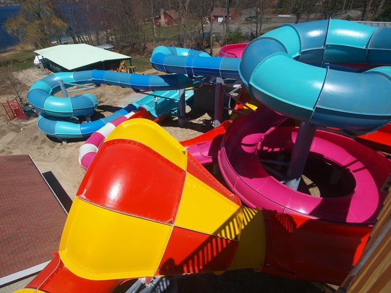 This Giant Connecticut Waterpark Is A Summer Paradise Come True - Decor Hint Ideal For Family Day Trips Or Group Outings