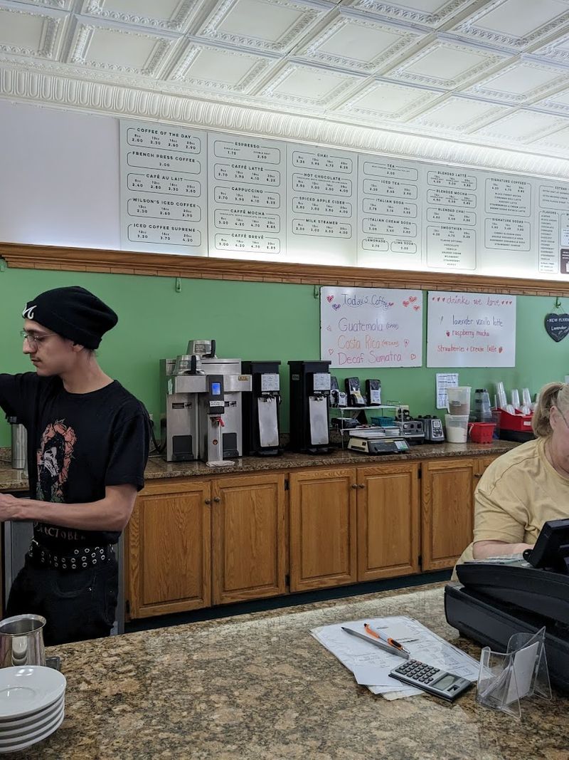 Once Wisconsin Coffee Lovers Find This Independent Shop It Becomes The Only One They Want To Go Back To - Decor Hint Friendly Staff And Fast Service