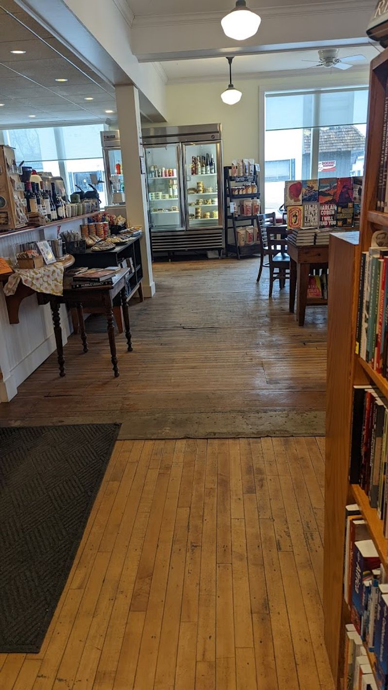 Wisconsin Has A Bookstore With A Literary Collection So Impressive That Walking Past It Without Stopping Feels Wrong - Decor Hint The Atmosphere Inside