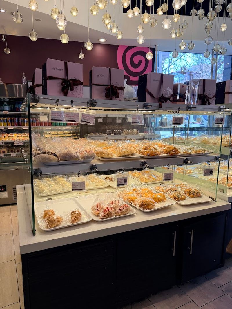 Sweet Hut Bakery & Cafe