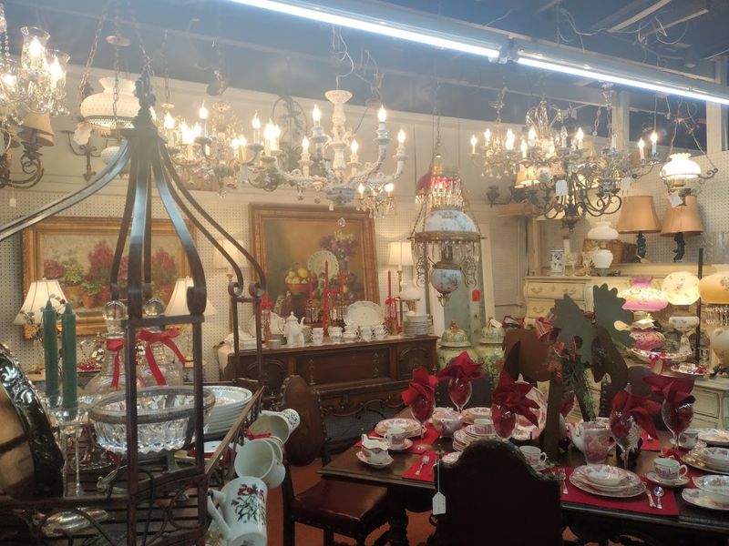 Vintage Jewelry And Collectibles Worth Every Second Of The Hunt