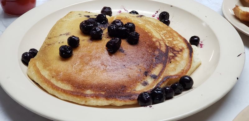 This Charming Georgia Eatery Serves Breakfast The Way It Used To Be - Decor Hint Blueberry Pancakes Worth A Special Trip