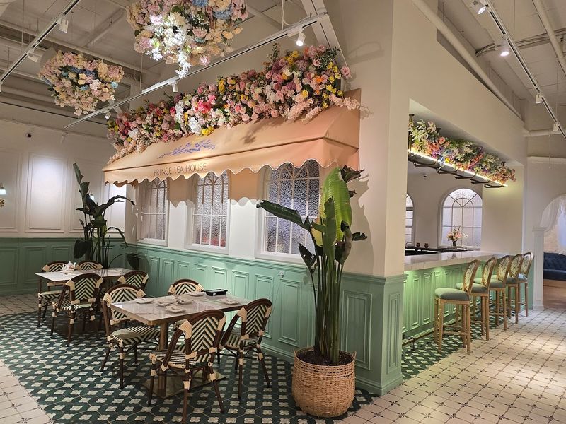Private Booths Create A Cozy Tea Escape