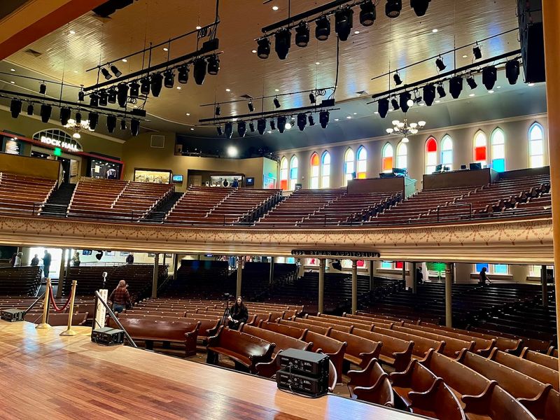 13 Tennessee Destinations Guaranteed To Impress Out-Of-Town Guests - Decor Hint Ryman Auditorium, Nashville