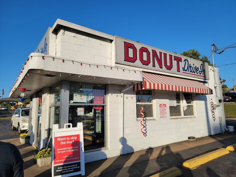 This Simple Missouri Bakeshop Proves Great Donuts Do Not Need Fancy Packaging - Decor Hint The Retro Sign And The Weekend Crowds Say Everything