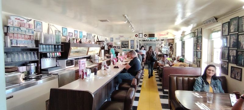Peggy Sue's 50's Diner, Yermo