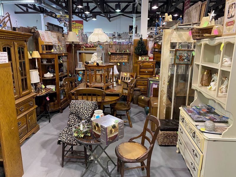 605 Antiques 