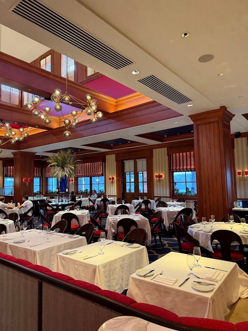 An Atmosphere That Blends Classic And Contemporary