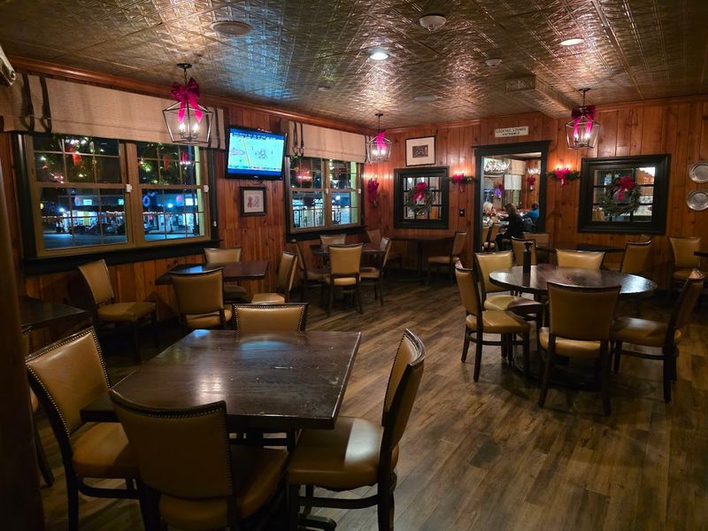 This Kentucky Breakfast Spot Feels Like Pure Comfort From The First Bite - Decor Hint The Atmosphere Speaks Volumes