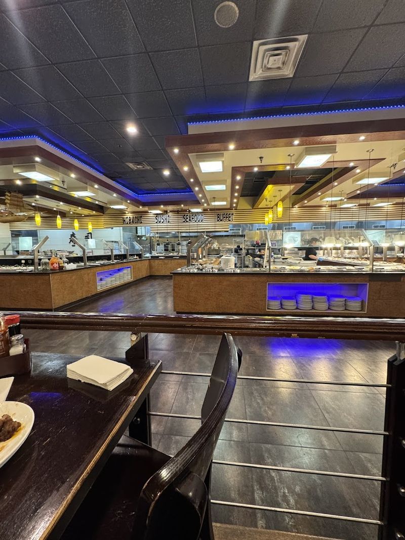 This Illinois Seafood Buffet Is Known For Crab That Keeps Diners Coming Back - Decor Hint A Spacious Dining Room Built For Groups