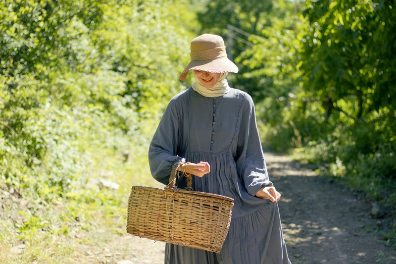 Dress And Act Modestly In Small Shops