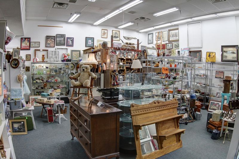 12 Kentucky Flea Markets That Have Locals Coming Back Every Single Weekend - Decor Hint Georgetown Antique Mall