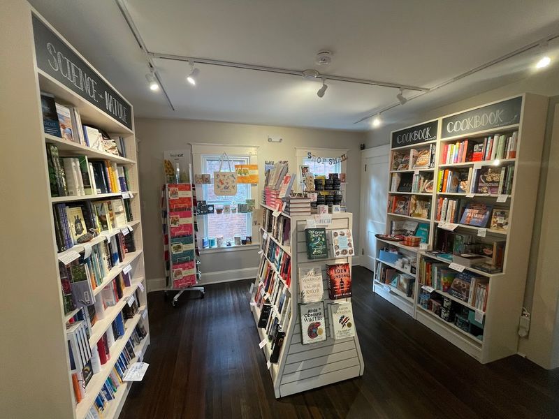 Seasonal Book Displays And Themed Collections
