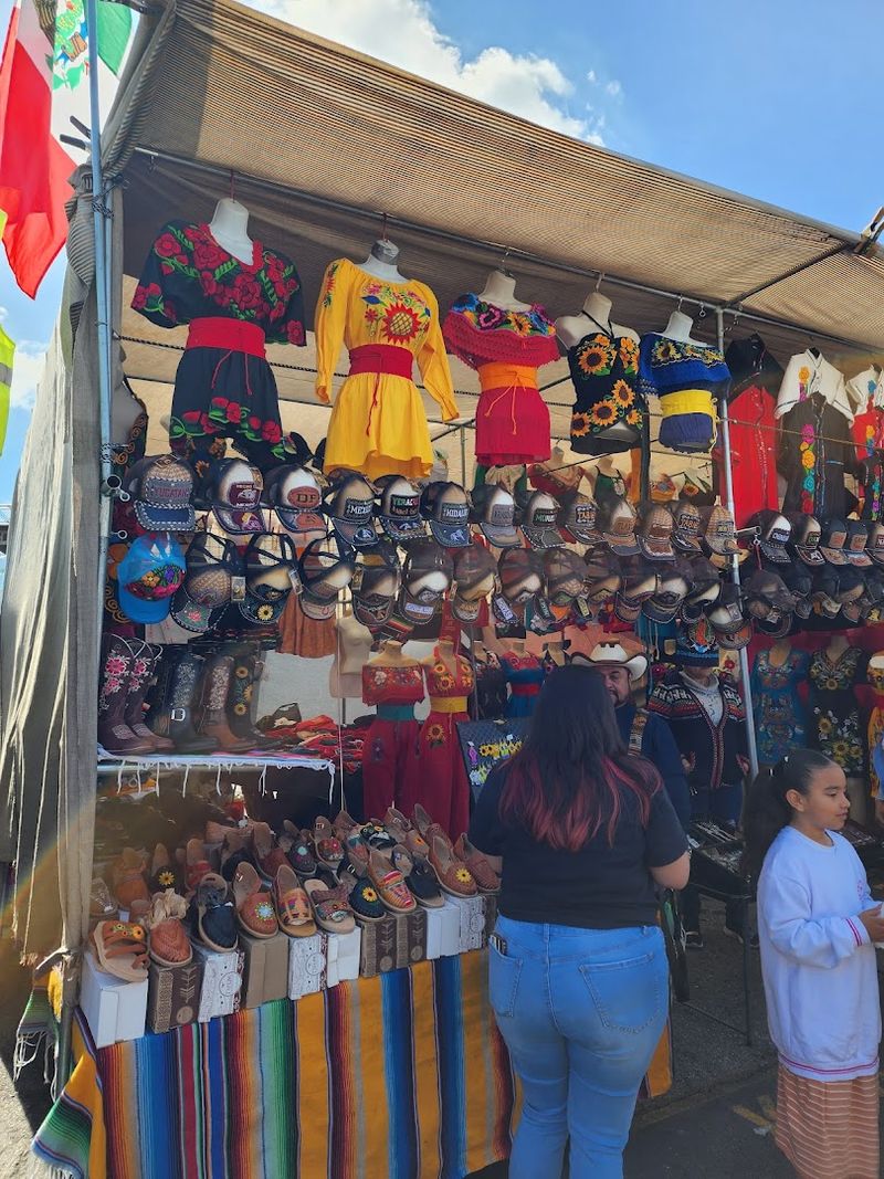 The Massive Flea Market In California That Locals Keep Raving About - Decor Hint A Community Marketplace Not Just A Bargain Hunt