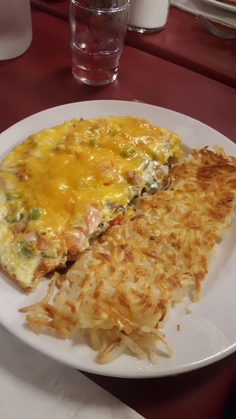Montana Locals Swear This $7.75 Breakfast Beats Anything From A Chain Restaurant - Decor Hint Hash Browns That Actually Have A Crust