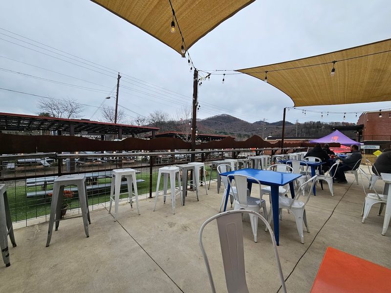Outdoor Atmosphere and Mountain Views