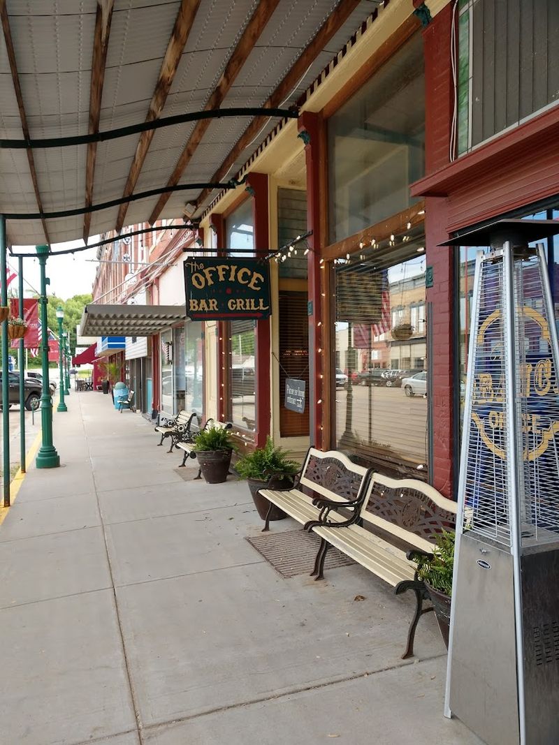 The Office Bar & Grill, Hooper