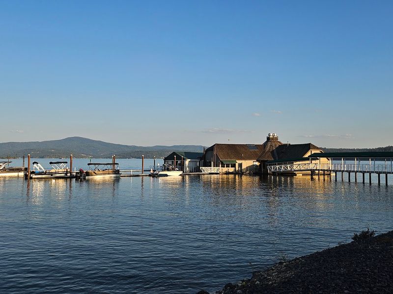These 13 Idaho Fish Houses And Lakeside Eateries Serve Fresh Northwest Flavor - Decor Hint Cedars Floats Right Where Lake Coeur d'Alene Meets The Spokane River