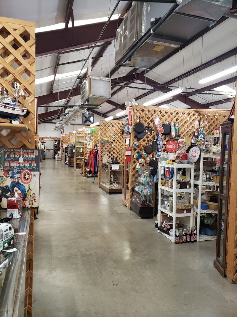 12 Kentucky Flea Markets That Have Locals Coming Back Every Single Weekend - Decor Hint Antique Mall At Flea Land In Bowling Green
