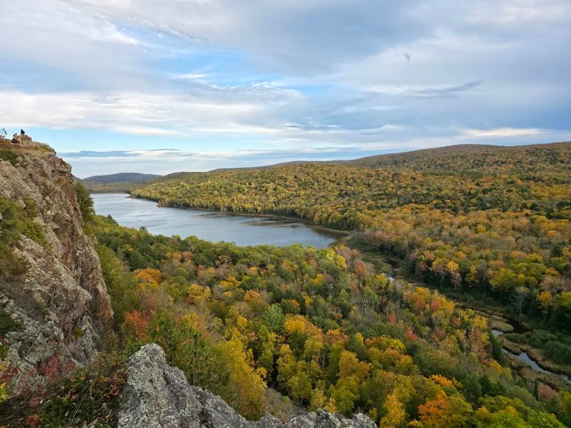 The Ultimate Michigan Bucket List For Travelers Who Want To See It All - Decor Hint Hike Lake Of The Clouds In The Porcupine Mountains