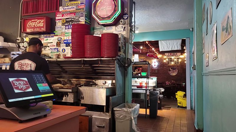 A Welcoming Spot for Solo Diners and Groups Alike