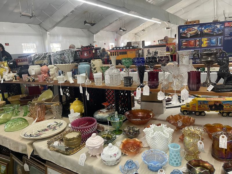 The Illinois Flea Market Where $25 Can Still Get You an Incredible Deal - Decorating Tip Tips for first timers who want to shop smart