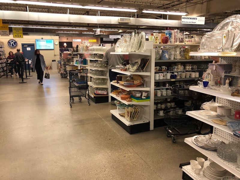 This Massive Michigan Thrift Store Feels Like A Treasure Hunt Waiting To Happen - Decor Hint Jewelry And Vintage Collectibles