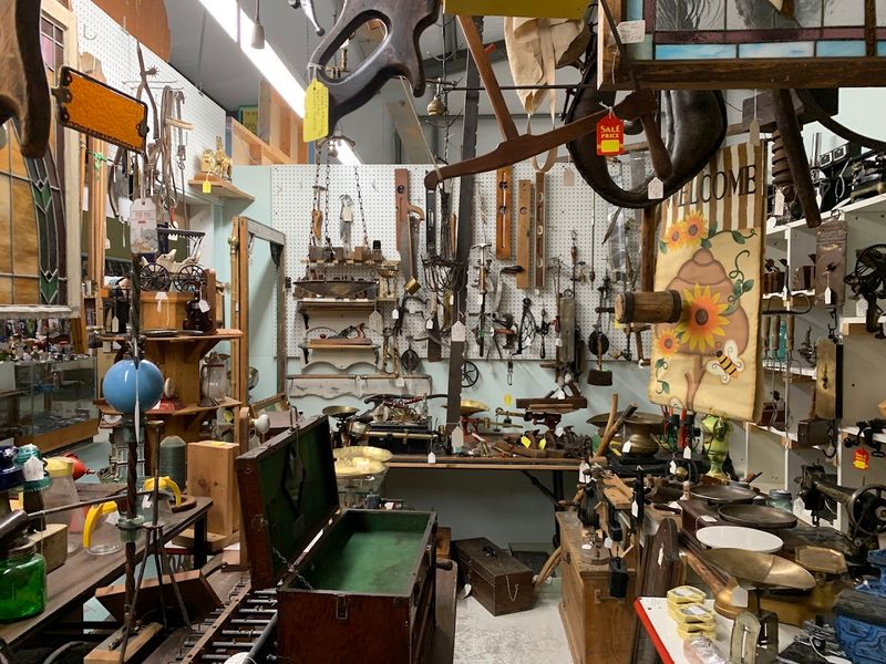 12 Kentucky Flea Markets That Have Locals Coming Back Every Single Weekend - Decor Hint Bright's Antique World In Franklin