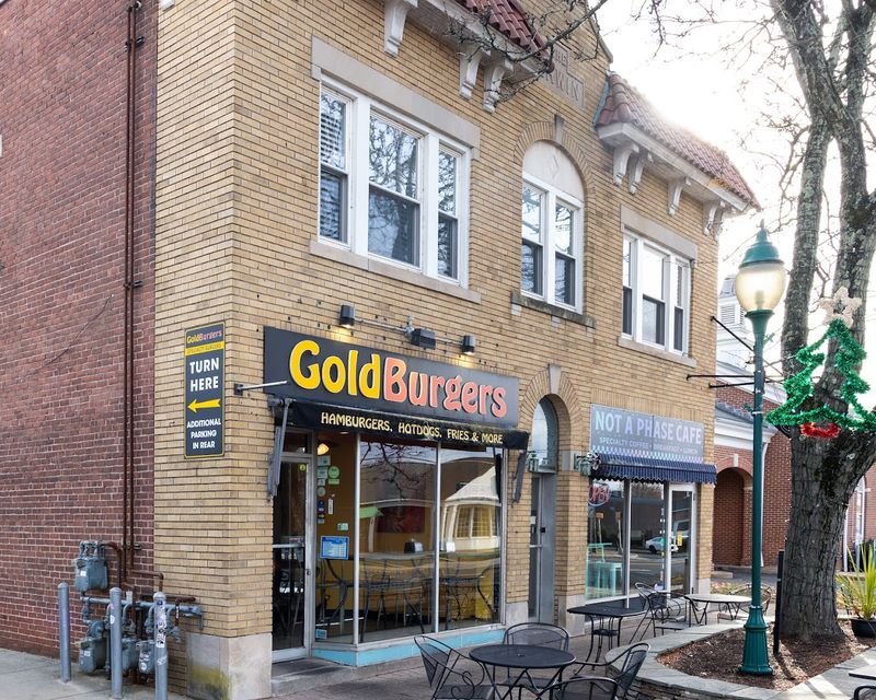 GoldBurgers, Newington 