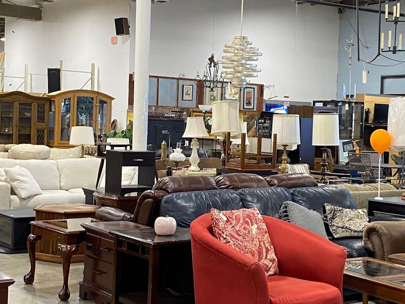 Thrift World, Omaha (Emmet & N 108th)