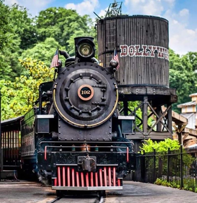 13 Tennessee Destinations Guaranteed To Impress Out-Of-Town Guests - Decor Hint Dollywood, Pigeon Forge