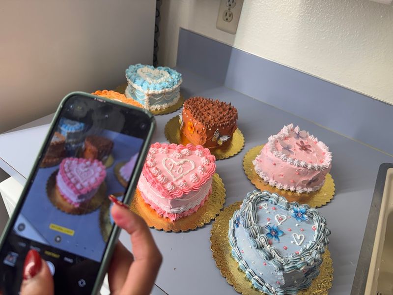 Cake Decorating Makes The Photos Easy