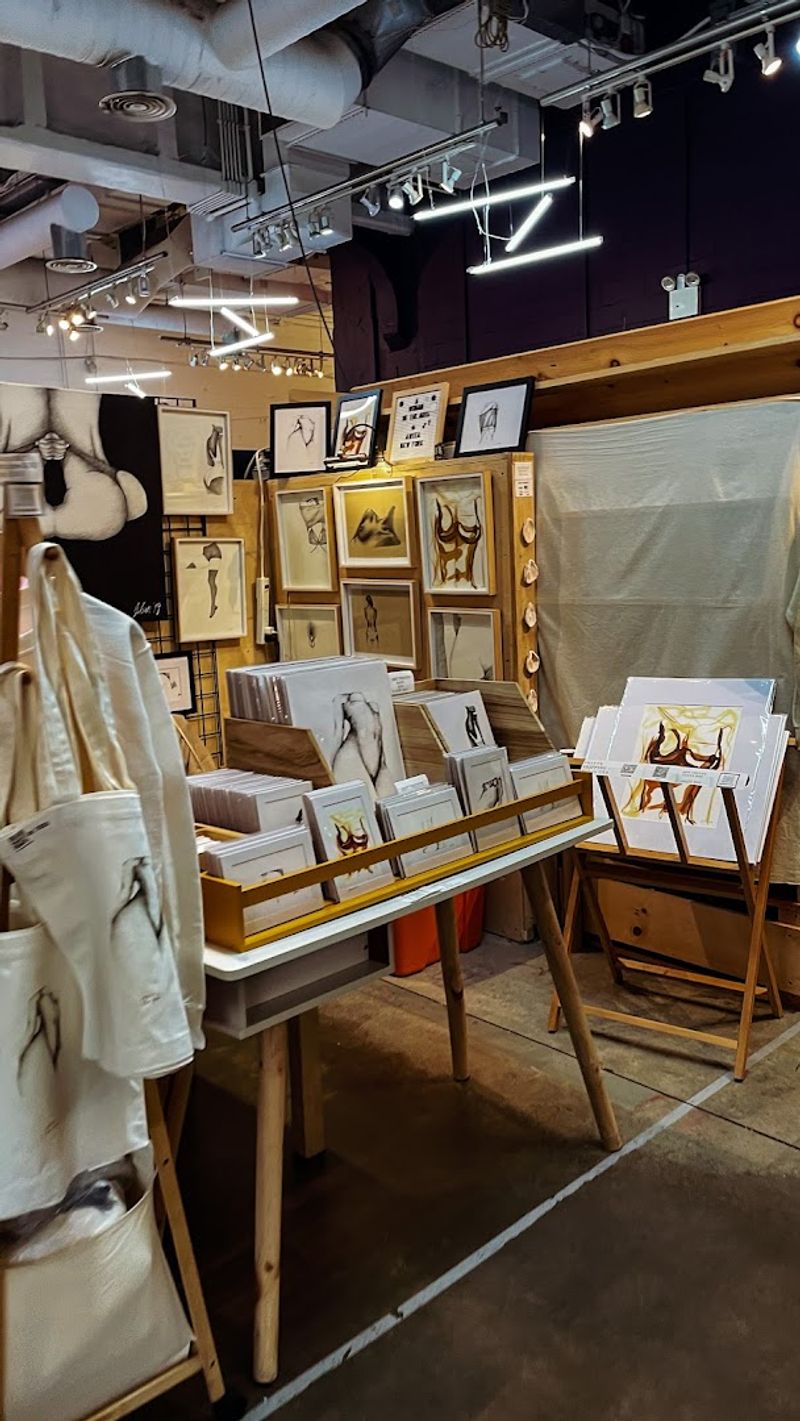 This Busy New York Indoor Flea Market Is Perfect For Weekend Exploring - Decor Hint Art Prints And Visual Creativity Everywhere
