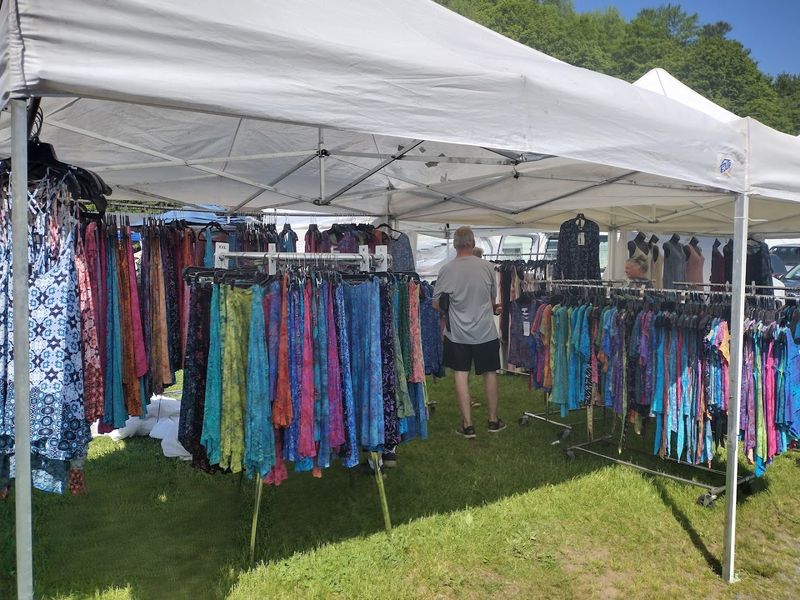 This Vermont Flea Market Is A Goldmine For Vintage Finds And Unbeatable Prices - Decor Hint Vintage Clothing And Accessories With Real Character