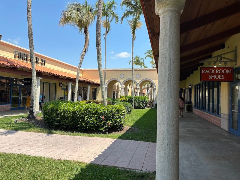 This Florida Outlet Mall Makes Every Extra Mile Feel Worth It - Decor Hint Why This Spot Earns Its Detour