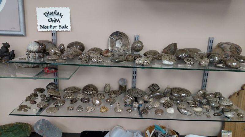The Ultimate Michigan Bucket List For Travelers Who Want To See It All - Decor Hint Search For Petoskey Stones On Little Traverse Bay