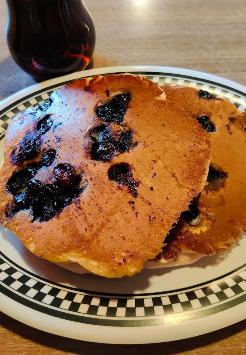 This Classic Diner In Nebraska Serves Up A Breakfast Worth Waking Up Early For - Decor Hint Fluffy Pancakes In Classic And Blueberry Varieties