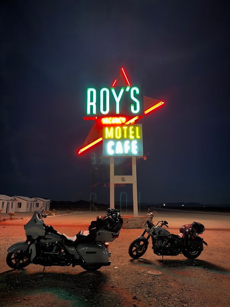 Roy's Motel & Cafe, Amboy