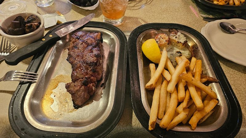 Wisconsin Has A Supper Club That Never Changed A Thing About How It Does Steak And That Is Exactly The Point - Decor Hint Why People Drive So Far